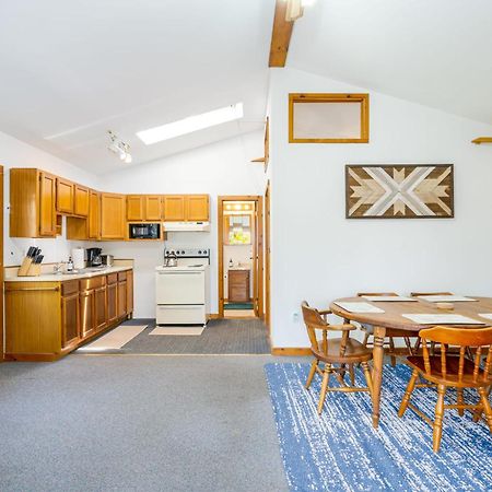 River Access Cabin With Hot Tub, Fire Pit, & Wifi! Morton Grove 외부 사진