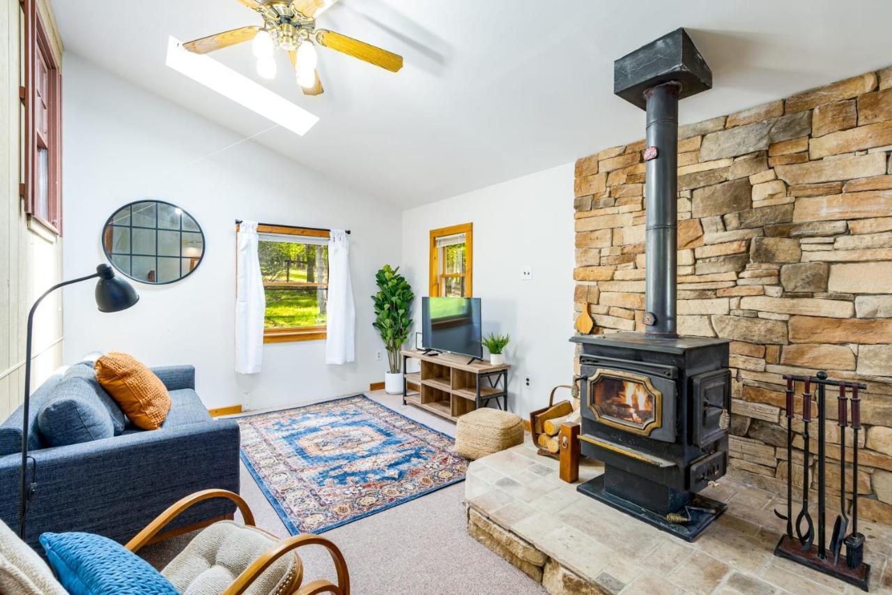 River Access Cabin With Hot Tub, Fire Pit, & Wifi! Morton Grove 외부 사진