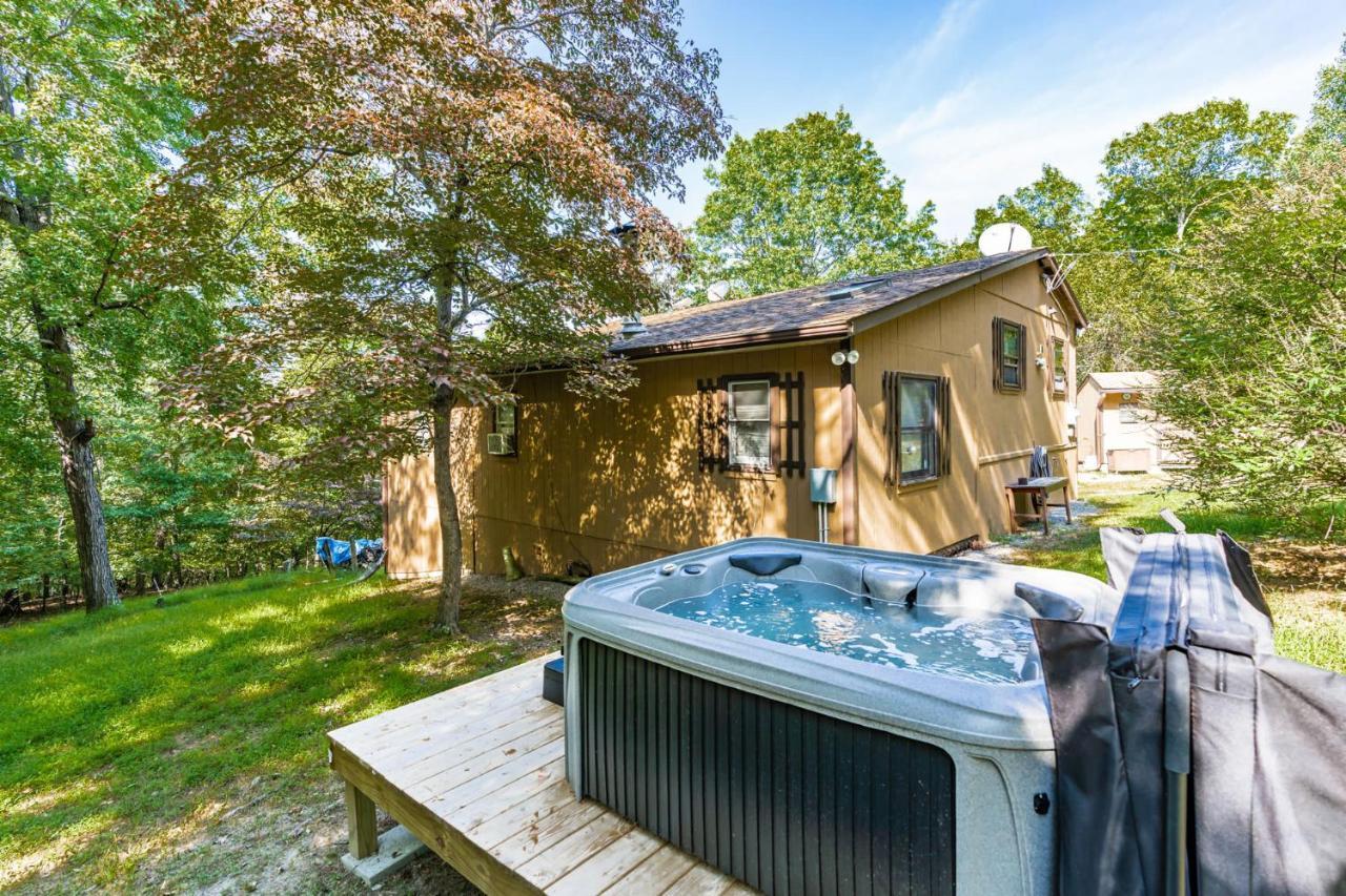 River Access Cabin With Hot Tub, Fire Pit, & Wifi! Morton Grove 외부 사진